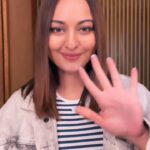 Sonakshi Sinha Instagram – I change my nails EVERYDAY because @itssoezi !!! 
If you want to know how, watch this to see how easy they are to REMOVE and REUSE if you wear them with the ADHESIVE TABS (for short wear) – like me!! 

#soezi #pressonnails #beautyreels #reelitfeelit