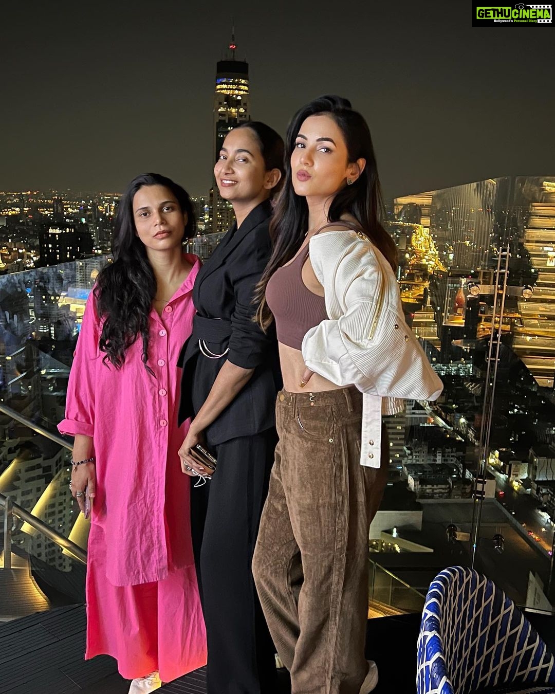Sonal Chauhan Instagram - 𝓛𝓪𝓼𝓽 𝔀𝓮𝓮𝓴 𝓲𝓷 𝓹𝓲𝓬𝓽𝓾𝓻𝓮𝓼 💕✨🧿 . . . . . . . . . . . . . . . . . . . . . . . . #ॐ #love #blessings #sisters #bangkok #trip #bestfriends #prayers #thailand #dump