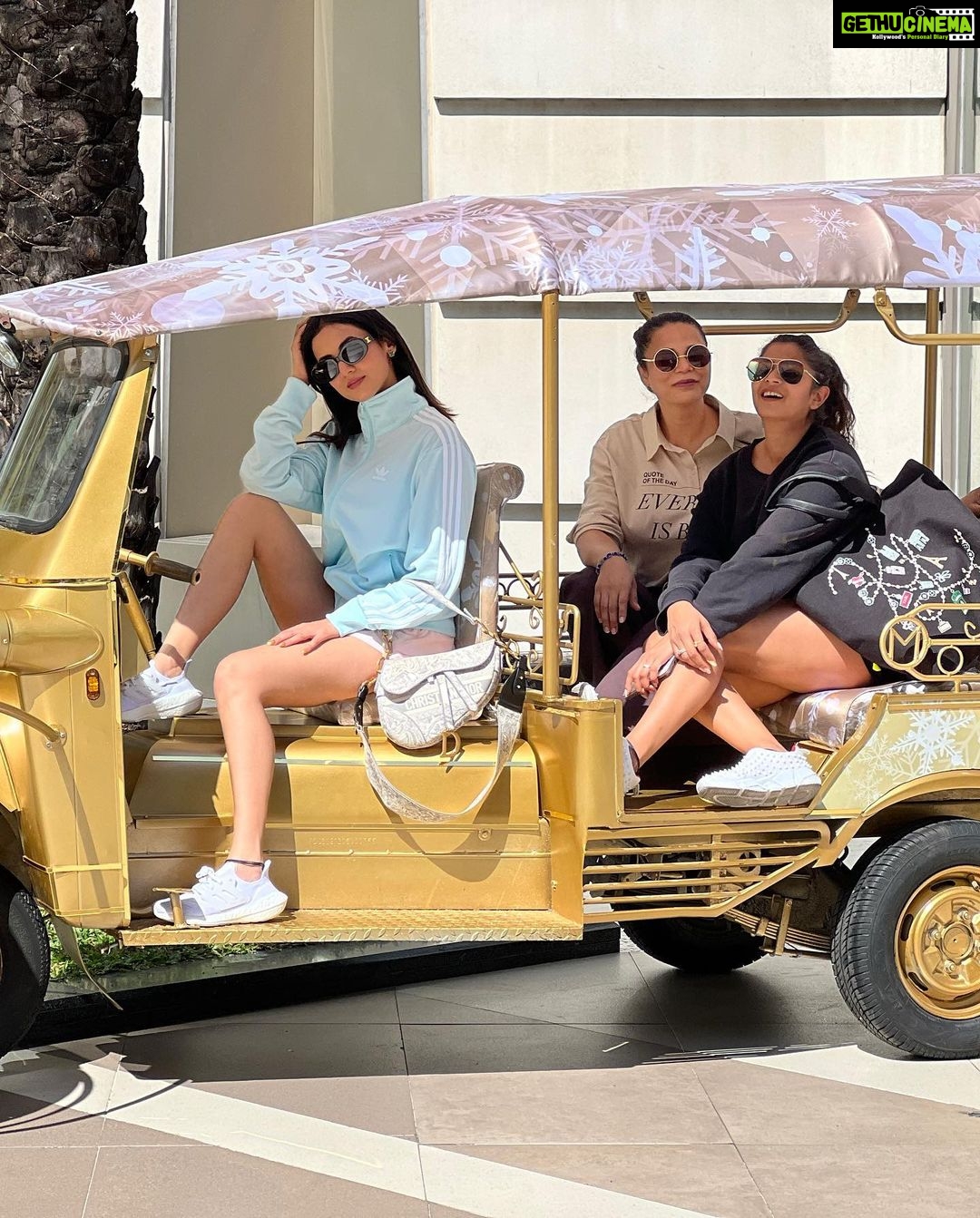 Sonal Chauhan Instagram - 𝓛𝓪𝓼𝓽 𝔀𝓮𝓮𝓴 𝓲𝓷 𝓹𝓲𝓬𝓽𝓾𝓻𝓮𝓼 💕✨🧿 . . . . . . . . . . . . . . . . . . . . . . . . #ॐ #love #blessings #sisters #bangkok #trip #bestfriends #prayers #thailand #dump