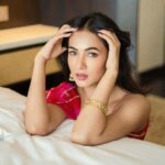Sonal Chauhan Instagram - किसी के इश्क़ में दुनिया लुटाकर हम भी देखेंगे…. ♥️ . . . . . . . . . . . . . . . . . . . . . . . . . . . . . . . Dress @pinkcitybysarika Accessories @petalsbyswathi HMU @makeuphairbyrahul Styling @d_devraj @manogna_gollapudi Photographer @_anupphotography #love #sonalchauhan #salwarkameez #gold #goldenhour