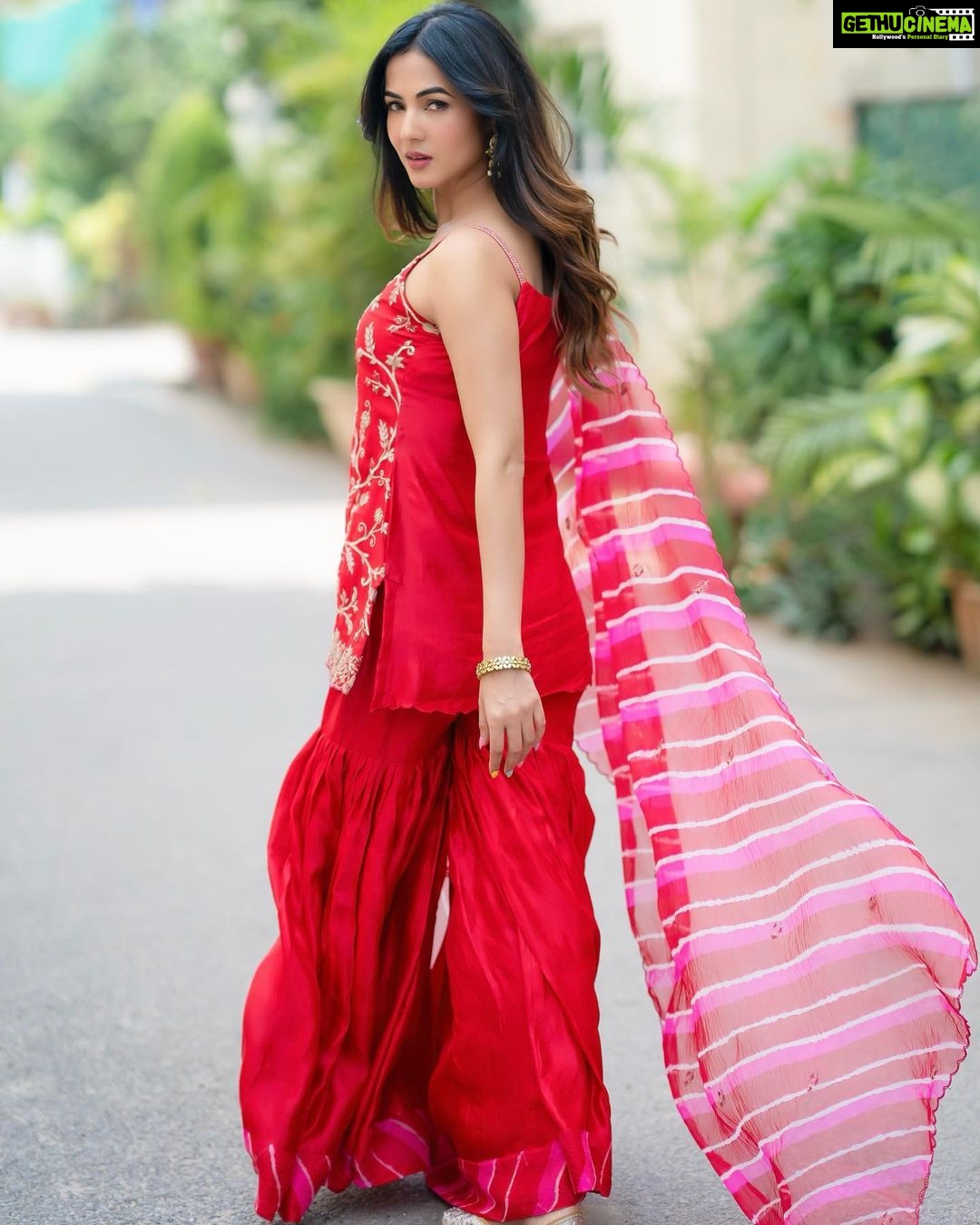 Sonal Chauhan Instagram - ♥️♥️♥️ . . . . . . . . . . . . . . . . . . . . . . . . . . . . . Dress @pinkcitybysarika Accessories @petalsbyswathi HMU @makeuphairbyrahul Styling @d_devraj @manogna_gollapudi Photographer @_anupphotography #love #sonalchauhan #salwarkameez #morning