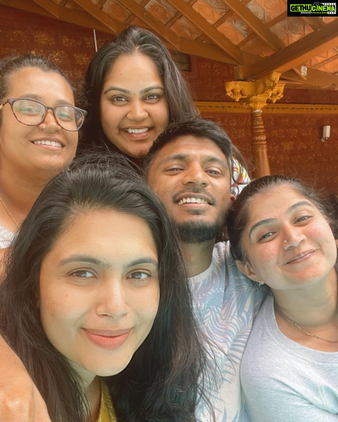 Sonu Gowda Instagram - My golden days were spent with these precious idiots.. know these people from my school days but never thought of travelling.. finally we did it.. Sakleshpura