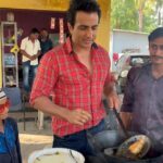Sonu Sood Instagram - समोसा खाओ प्रभु के गुण गाओ❤️🙏 #supportsmallbusiness