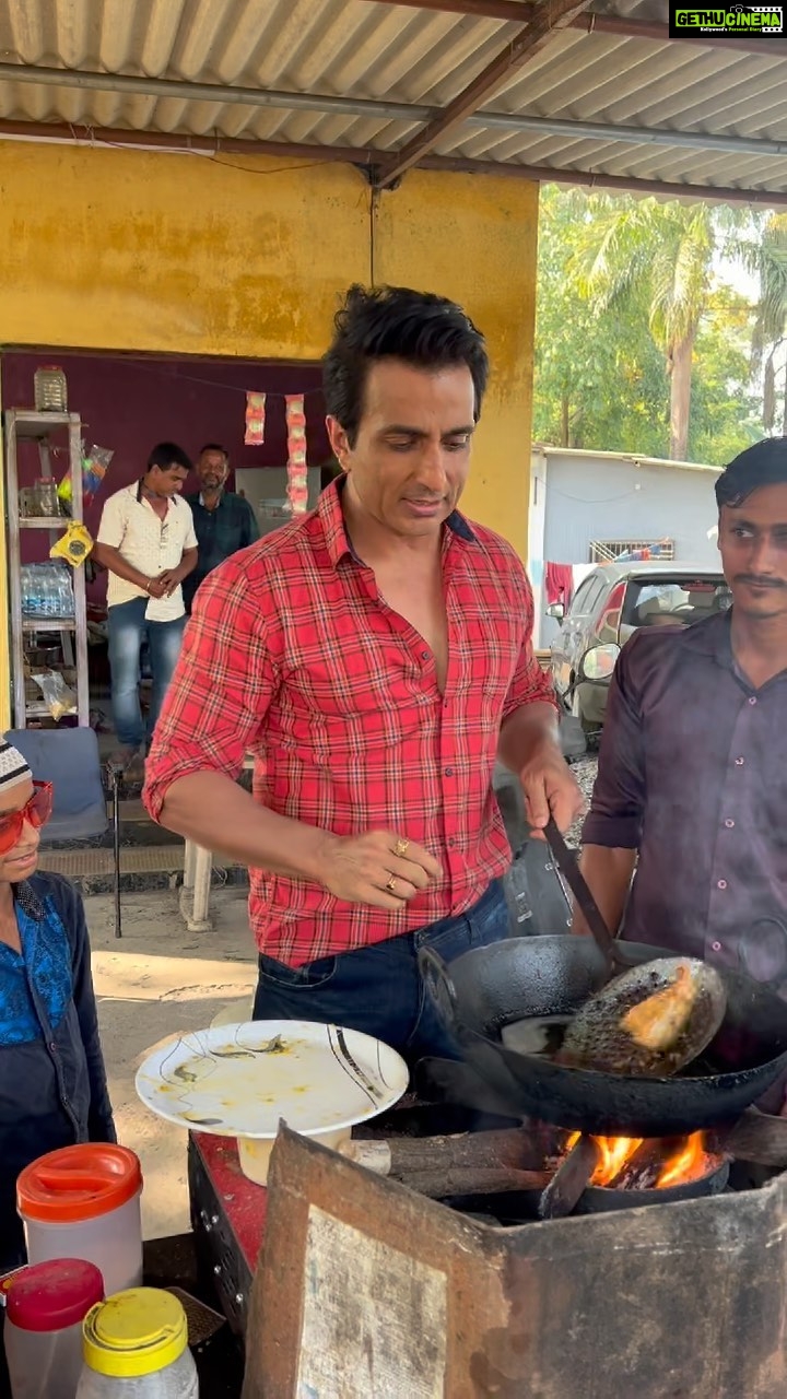 Sonu Sood Instagram - समोसा खाओ प्रभु के गुण गाओ❤️🙏 #supportsmallbusiness