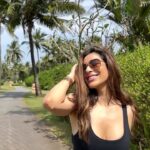 Sophie Choudry Instagram - I feel like….🎶💕 #sundayvibes #beautifulday #weekendmood #cuffit #goa #mothernature #positivevibesonly #sophiechoudry #reelitfeelit #trendingsongs