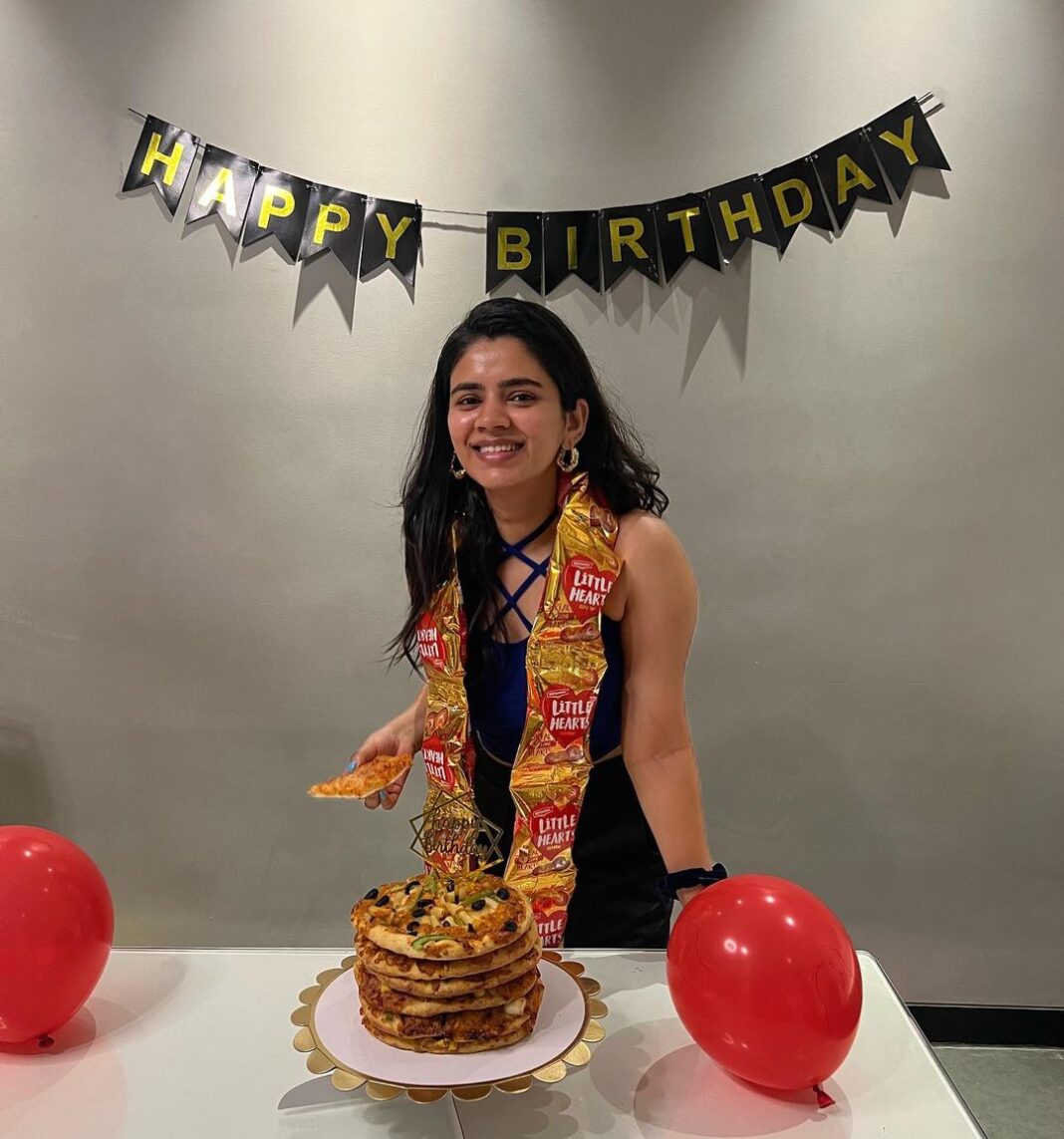 Soundariya Nanjundan Instagram - When you are a little heart fan🙈❤️ . #birthdayparty 🍕 #2022 . #soundariyaexplorer #soundariyananjundan #soundariya Mahabalipuram, Tamil Nadu, India