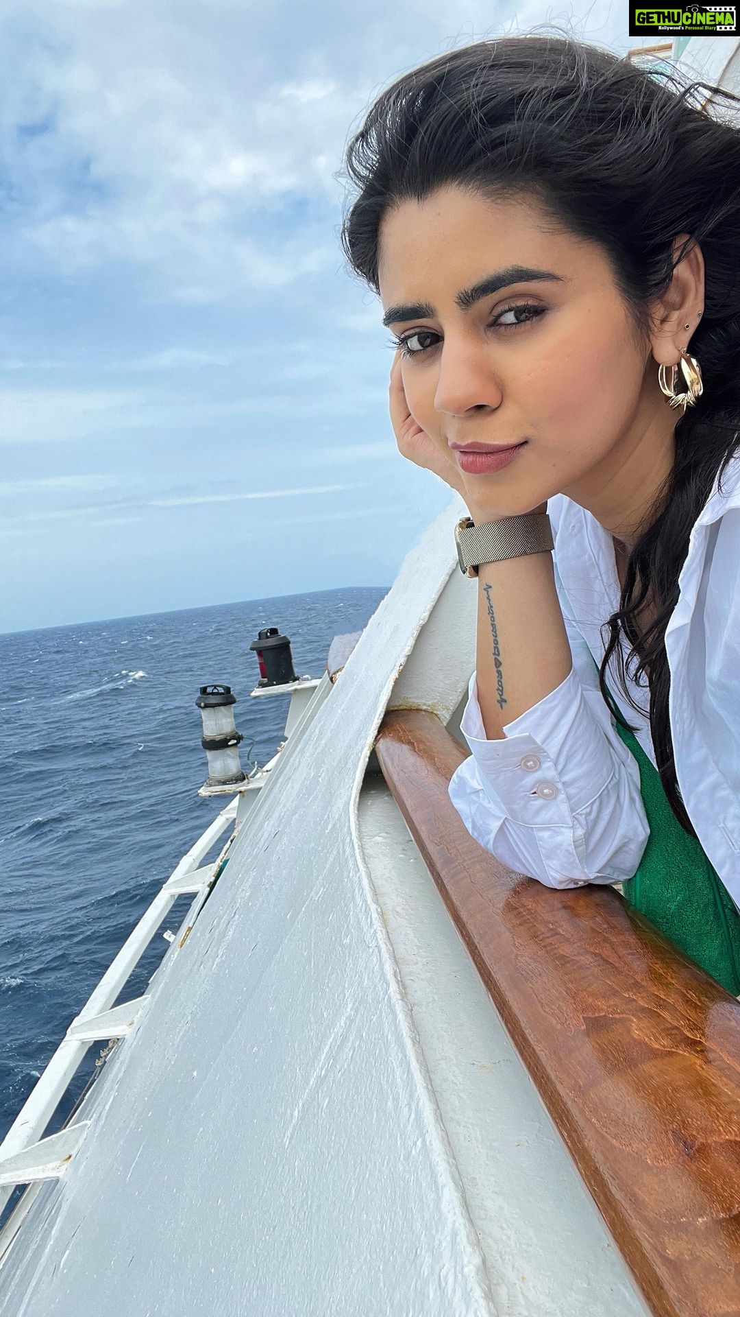 Soundariya Nanjundan Instagram - Walking along the sea side 🌊💙 @cordeliacruises . #cruise 🚢 #oceanview . 🎥- @bhoopalm_official @bharath_bryant . . . . . . . . . . . #cordeliacruises #india #chennai #soundariyananjundan