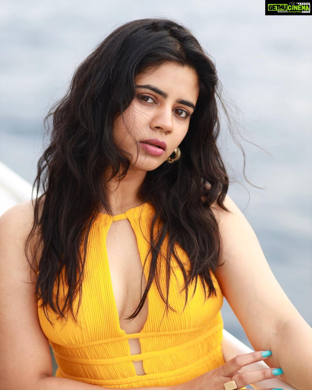 Soundariya Nanjundan Instagram - I Caught you Staring 😉🌻 . 📸- @bhoopalm_official Styling - @soundariya_nanjundan . . . . . . . . . . . . . #soundariyananjundan #soundariya #nanjundan #soundarya #soundaryananjundan Somewhere in the Sea