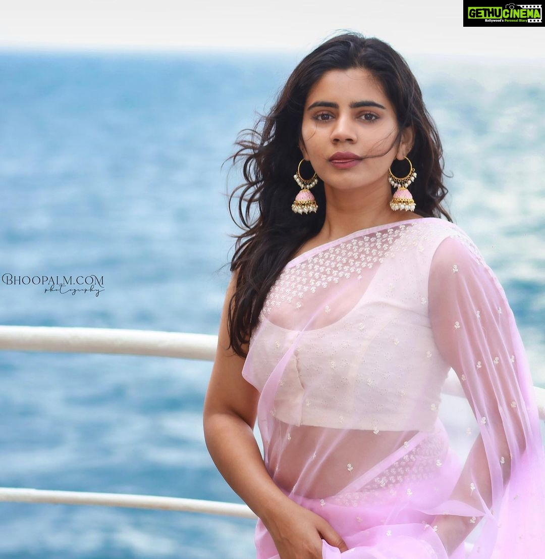 Soundariya Nanjundan Instagram - Ocean Air π ~ and ~ Salty Hair . πΈ - @bhoopalm_official π- @cordeliacruises π³ Saree - @studiovirupa Styling- @soundariya_nanjundan . . . . . . . . . #soundariyananjundan #soundariya #nanjundan #soundarya #soundaryananjundan Middle of The Sea