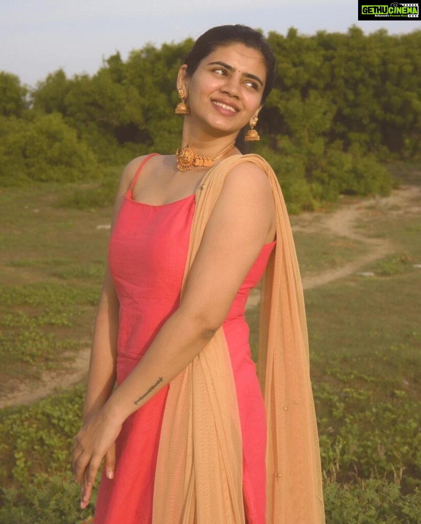 Soundariya Nanjundan Instagram - Let your light to shine ✨ #nomakeup #bareface . Shot on @nikonindiaofficial Jewelry- @gaanafashion Outfit- @tina_couture1607 📸- @bhoopalm_official . . . . . . . . . #soundariyananjundan #chennai #kannadiga #soundariya #actress #tamilcinema #model #performer #actor #tamilnadu #bangalore #cinema #modellife #kollywood #soundarya #soundaryananjundan #modelling #fashion #actorslife #outfitoftheday #ootdfashion #reels #reelsinstagram #photo #photographer #camera #lifestyle #fashionblogger Mahabalipuram, Tamil Nadu, India