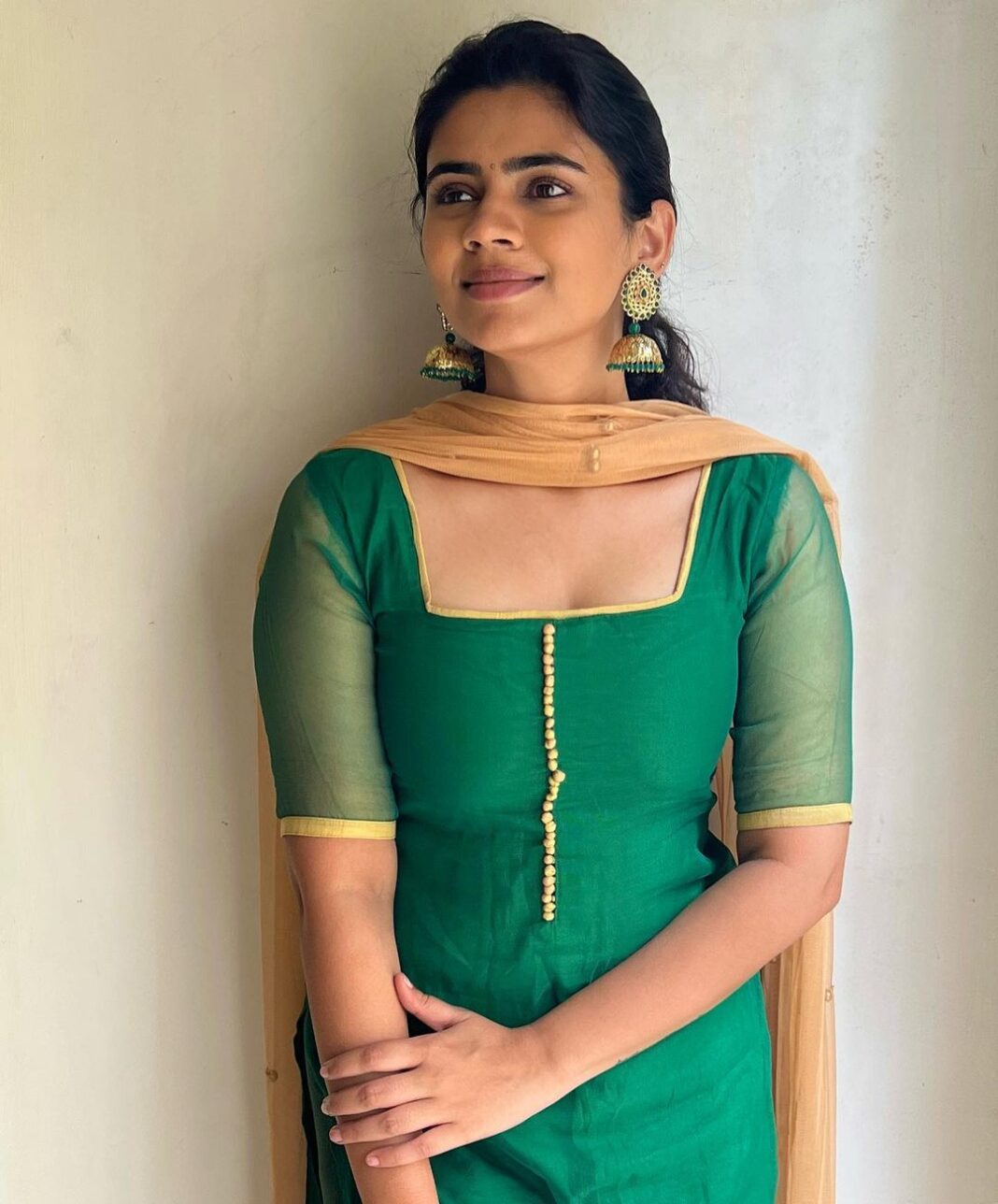Soundariya Nanjundan Instagram - Free Hair or Ponytail?😉 . 🍃 🍃 🍃 . Outfit- @tina_couture1607 📸- @bhoopalm_official . . . #soundariyananjundan #chennai #kannadiga #soundariya #actress #tamilcinema #model #performer #actor #fashioninspo #tamilnadu #bangalore #cinema #modellife #kollywood #soundarya #soundaryananjundan #modelling #fashion #actorslife #outfitoftheday #ootdfashion #reels #reelsinstagram #photo #photographer #camera #lifestyle #fashionblogger Chennai, India