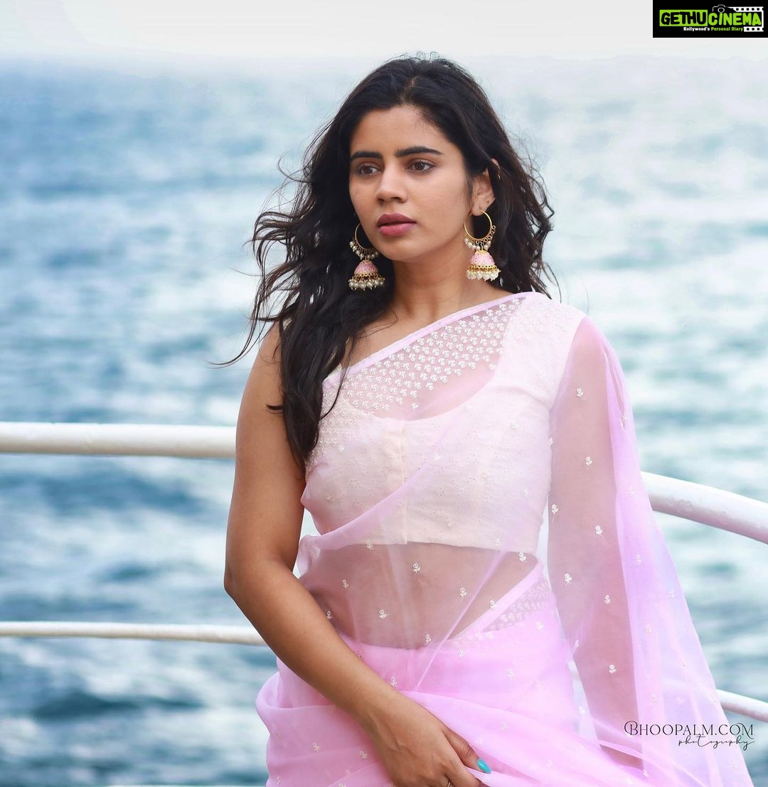 Soundariya Nanjundan Instagram - Ocean Air π ~ and ~ Salty Hair . πΈ - @bhoopalm_official π- @cordeliacruises π³ Saree - @studiovirupa Styling- @soundariya_nanjundan . . . . . . . . . #soundariyananjundan #soundariya #nanjundan #soundarya #soundaryananjundan Middle of The Sea
