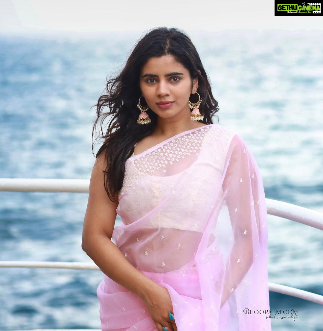 Soundariya Nanjundan Instagram - Ocean Air π ~ and ~ Salty Hair . πΈ - @bhoopalm_official π- @cordeliacruises π³ Saree - @studiovirupa Styling- @soundariya_nanjundan . . . . . . . . . #soundariyananjundan #soundariya #nanjundan #soundarya #soundaryananjundan Middle of The Sea