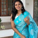 Soundariya Nanjundan Instagram - The Sky 🌌 Blue 💙Makes Me Happy . #happysunday #positivevibes . Location - @thepalacehouse_ecr Makeover- @harisri_makeoverartistry Saree- @anvitha_collections . #soundariyananjundan #soundariya #nanjundan #soundarya #soundaryananjundan The Palace House