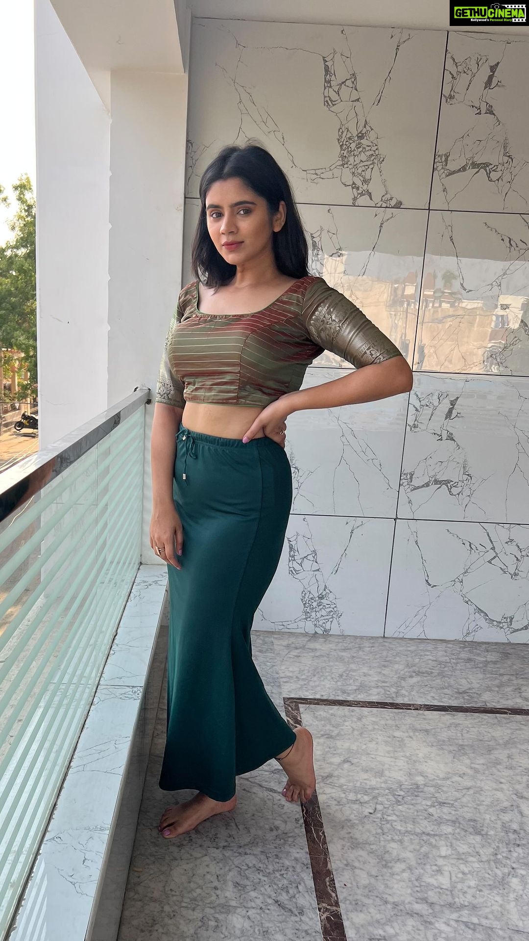 Soundariya Nanjundan - 20K Likes - shapewear is truly a blessing for women in the hectic, modern world💁🏻♀️ @sara.shapewear.in
.
so why not try a Saree Shapewear ?😉
.
#soundariyananjundan #soundariya #nanjundan #soundarya #soundaryananjundan