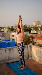 Soundariya Nanjundan Instagram - Joining The 5am Club 🏋🏻‍♀️ It\'s time to start something new and trust the magic of beginnings 🧘‍♀️ 
.
Staying fit is more important 😉 

Start your Online workout from  anywhere around world with us .
.
Check out @fortitude_fitness_studio and @fitt60_fortitude for more details on having a healthy and power packed lifestyle.
.
#soundariyananjundan #soundariya #nanjundan #soundarya #soundaryananjundan