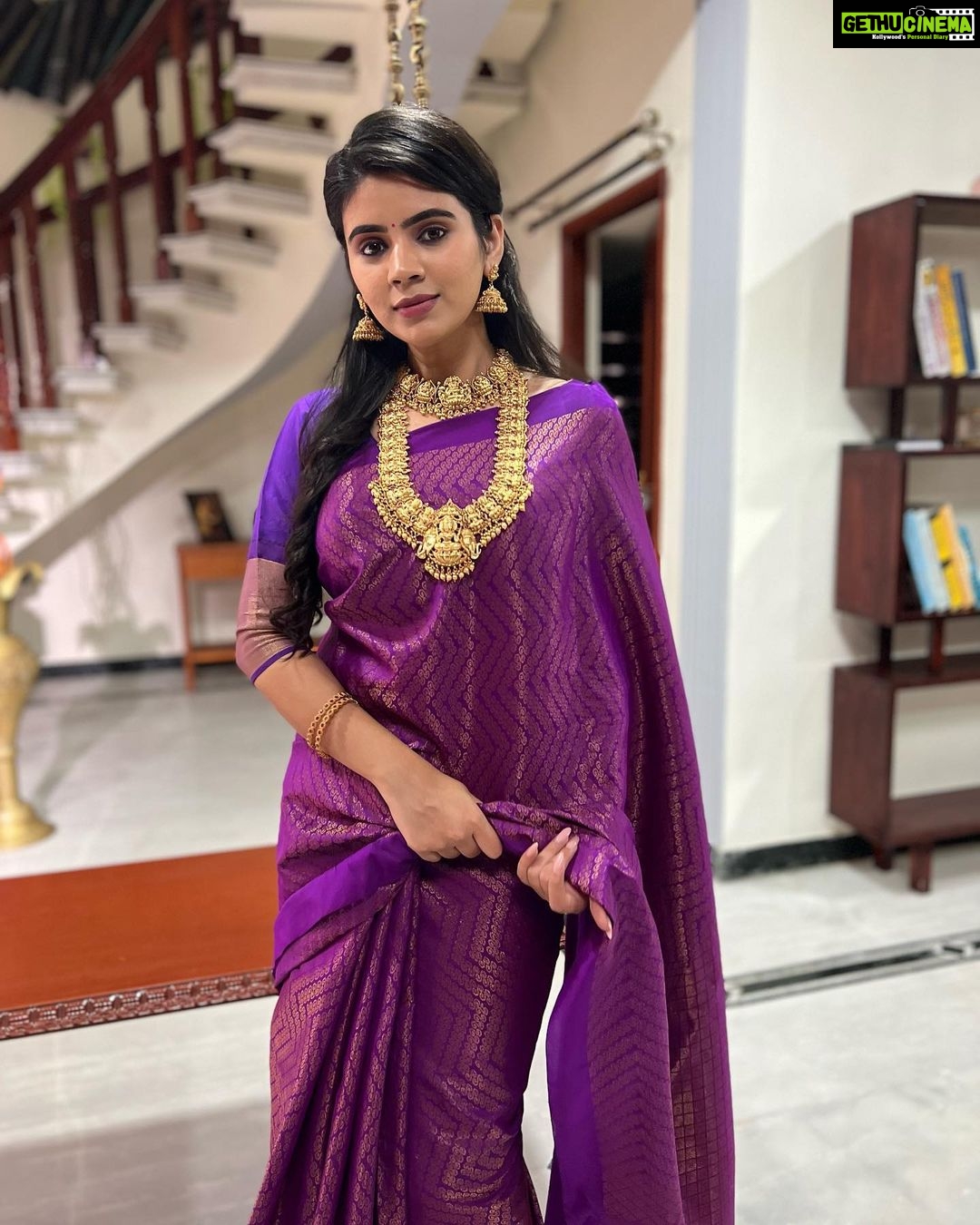 Soundariya Nanjundan Instagram - It's That Heart of gold, & stardust soul that make you beautiful 💜 #stillfromadvideo #ad . Makeup & hair 🤎- @makeup_by_kez Jewellery- @vivahbridalcollections Saree- @swarnasaris Casting Coordinator - @jeffreypaulll . Valasaravakkam
