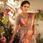 Soundariya Nanjundan Instagram - I am from the planet of elegance 💜 . . Saree: @pachaiyappas_silks Designer Blouse- @yuti_designer_blouse Styling- @puraniii 📸- @balakumaran.19 MUA: @makeupartistrybykavithasekar Decor: @weddingchakra Jewellery: @challani_jewellery Chennai, India