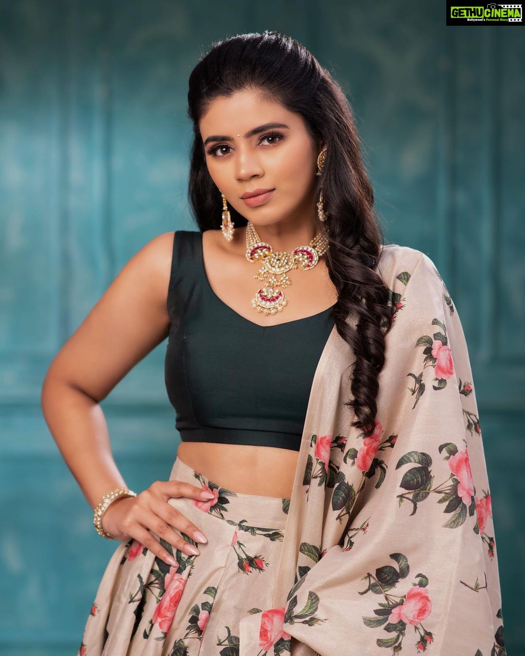 Soundariya Nanjundan Instagram - Strong women don't have attitudes. They have standards and boundaries.🧑🏻🎤 . . Mua:@sukarmakeupartist Jwellery:@new_ideas_fashions Costume:@label_prabuselvaraj Behind the lens:@nrphotography______ . IStills