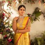 Soundariya Nanjundan Instagram - Happy as a flower 🌻. . Saree: @pachaiyappas_silks Designer Blouse- @yuti_designer_blouse Styling- @puraniii 📸- @balakumaran.19 MUA: @makeupartistrybykavithasekar Decor: @weddingchakra Jewellery: @challani_jewellery