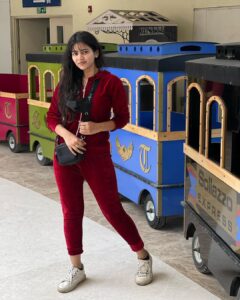 Soundariya Nanjundan Instagram - Which Look Is Your Favourite?😉 SWIPE LEFT 👈🏻🤍 
.
I love getting dressed up 💋It makes us happy, confident, feel good about ourselves . 
.
Nobody likes waking up early and having to plan a cute outfit, especially when all you want to do is put pajamas on and curl back into bed😂 

“People should respect me because I know what I’m talking about, not because I’m wearing expensive clothes” 🙅🏻‍♀️

But dressing well can really change our day and mood💁🏻‍♀️

It makes a gud impression,when we look good. It expresses who we are, they will notice the effort we put into making ourself presentable(which is must) !!
.
#dressup #fashionista #stylish