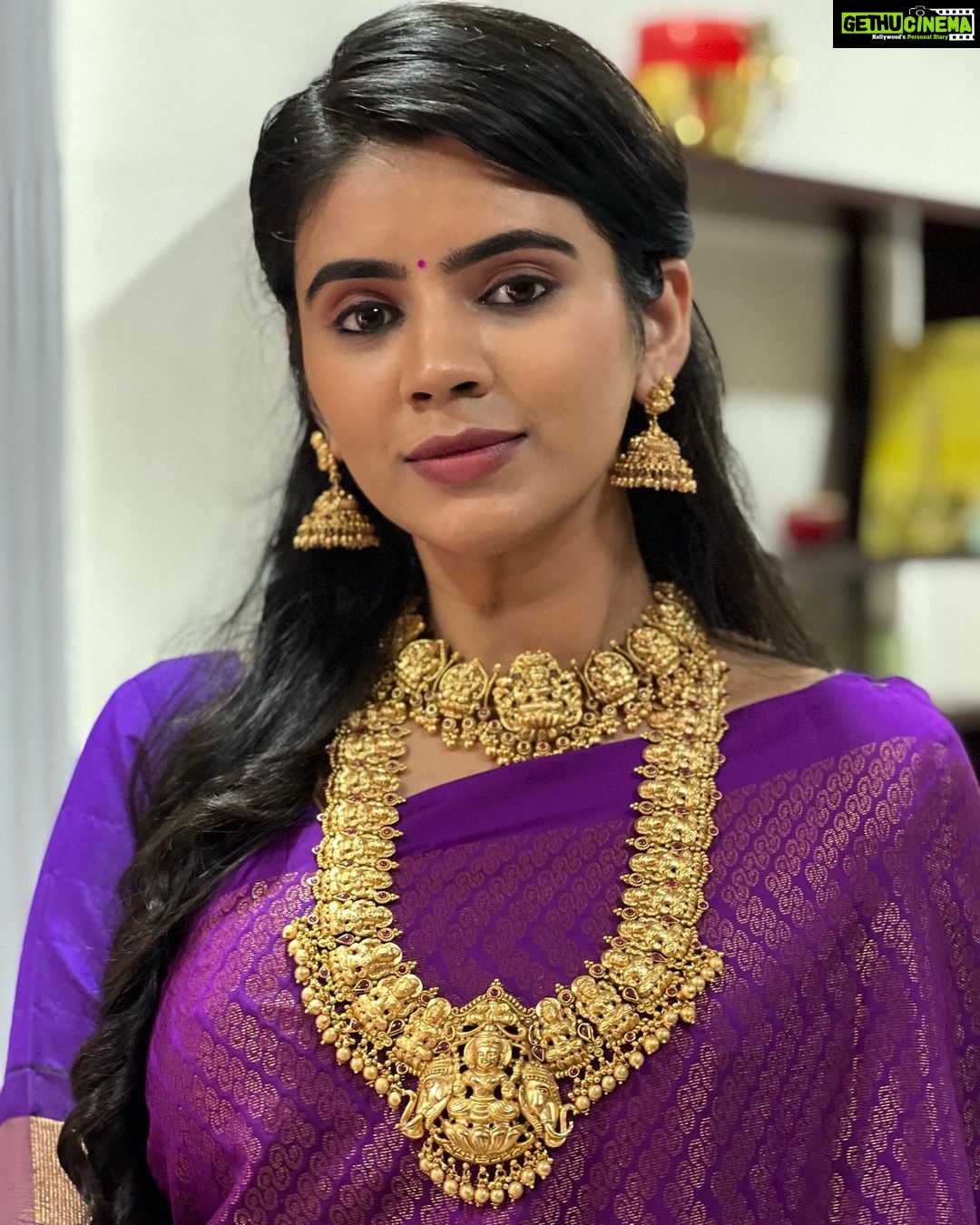 Soundariya Nanjundan Instagram - It's That Heart of gold, & stardust soul that make you beautiful 💜 #stillfromadvideo #ad . Makeup & hair 🤎- @makeup_by_kez Jewellery- @vivahbridalcollections Saree- @swarnasaris Casting Coordinator - @jeffreypaulll . Valasaravakkam