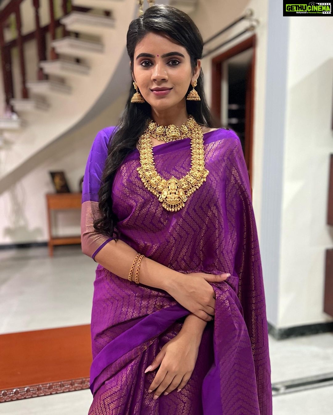 Soundariya Nanjundan Instagram - It's That Heart of gold, & stardust soul that make you beautiful 💜 #stillfromadvideo #ad . Makeup & hair 🤎- @makeup_by_kez Jewellery- @vivahbridalcollections Saree- @swarnasaris Casting Coordinator - @jeffreypaulll . Valasaravakkam