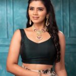 Soundariya Nanjundan Instagram - Strong women don't have attitudes. They have standards and boundaries.🧑🏻‍🎤 . . Mua:@sukarmakeupartist Jwellery:@new_ideas_fashions Costume:@label_prabuselvaraj Behind the lens:@nrphotography______ . IStills
