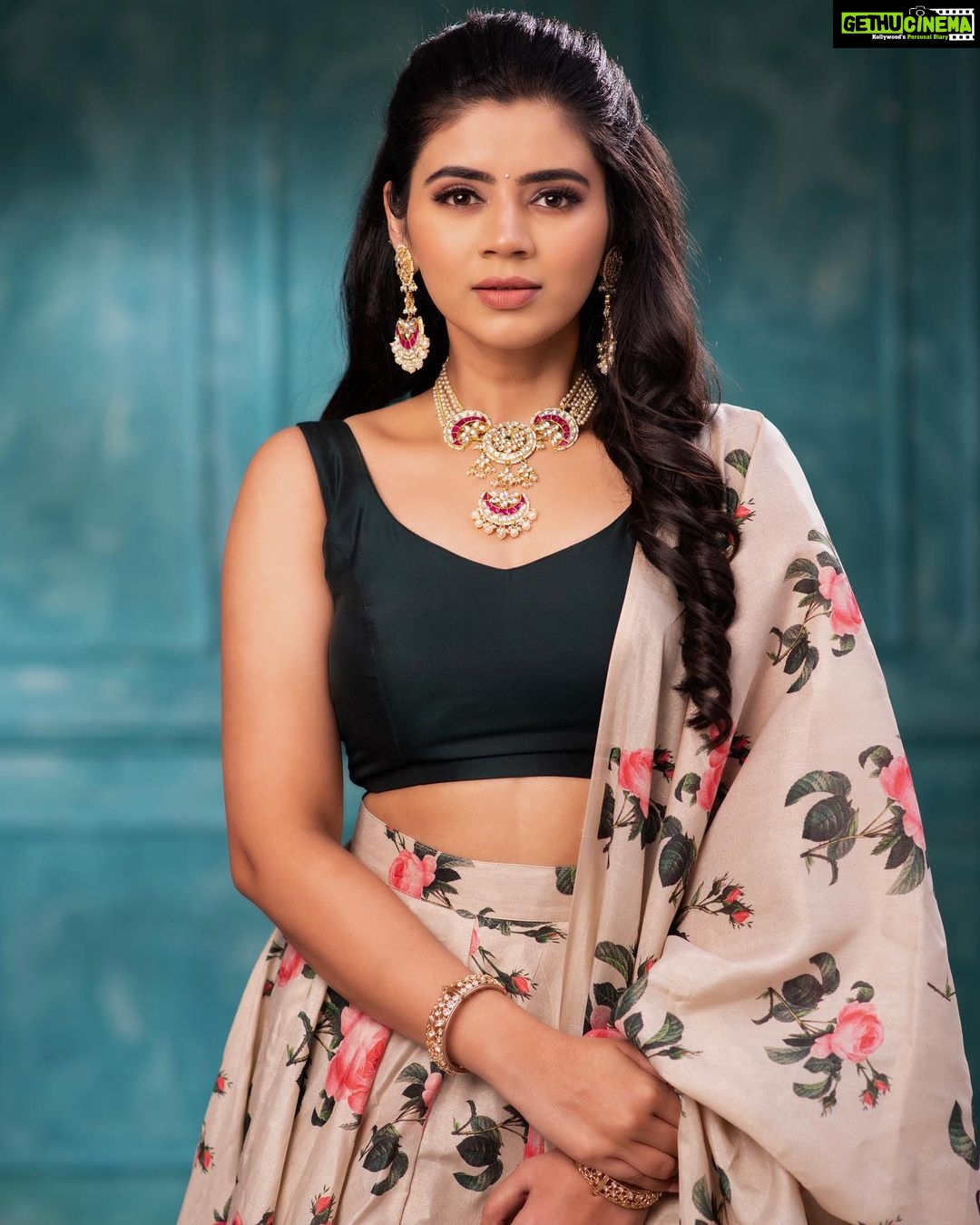 Soundariya Nanjundan Instagram - Strong women don't have attitudes. They have standards and boundaries.🧑🏻🎤 . . Mua:@sukarmakeupartist Jwellery:@new_ideas_fashions Costume:@label_prabuselvaraj Behind the lens:@nrphotography______ . IStills