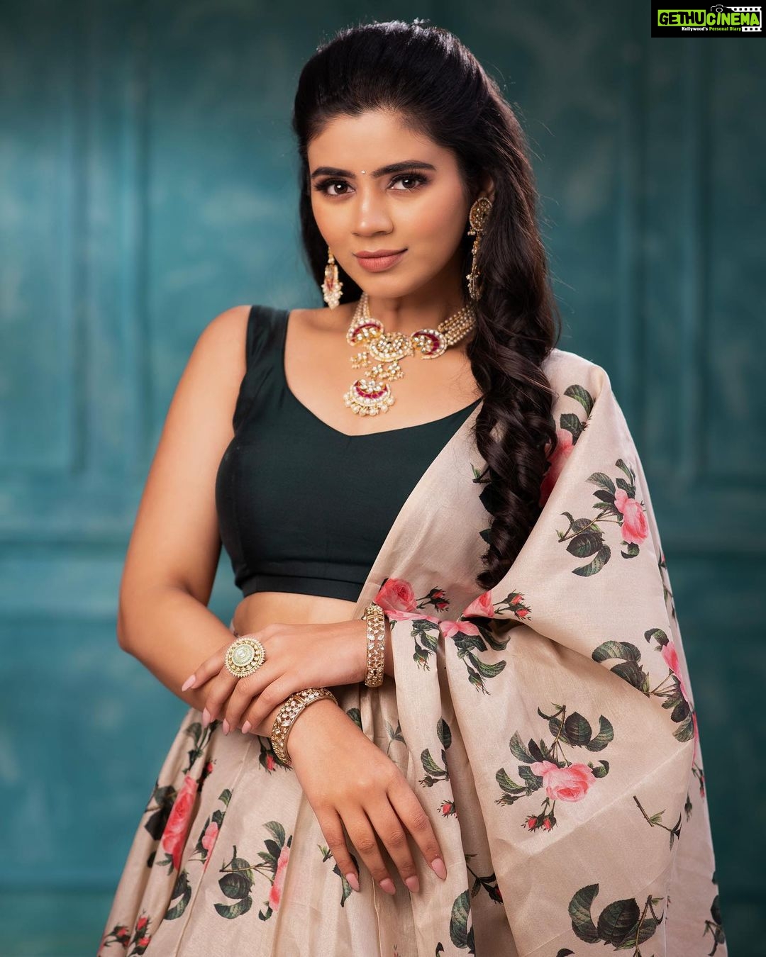 Soundariya Nanjundan Instagram - Strong women don't have attitudes. They have standards and boundaries.🧑🏻🎤 . . Mua:@sukarmakeupartist Jwellery:@new_ideas_fashions Costume:@label_prabuselvaraj Behind the lens:@nrphotography______ . IStills