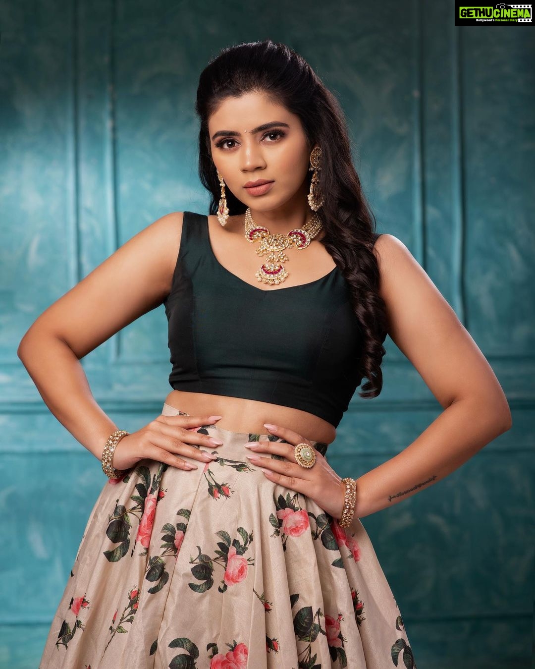 Soundariya Nanjundan Instagram - Strong women don't have attitudes. They have standards and boundaries.🧑🏻🎤 . . Mua:@sukarmakeupartist Jwellery:@new_ideas_fashions Costume:@label_prabuselvaraj Behind the lens:@nrphotography______ . IStills