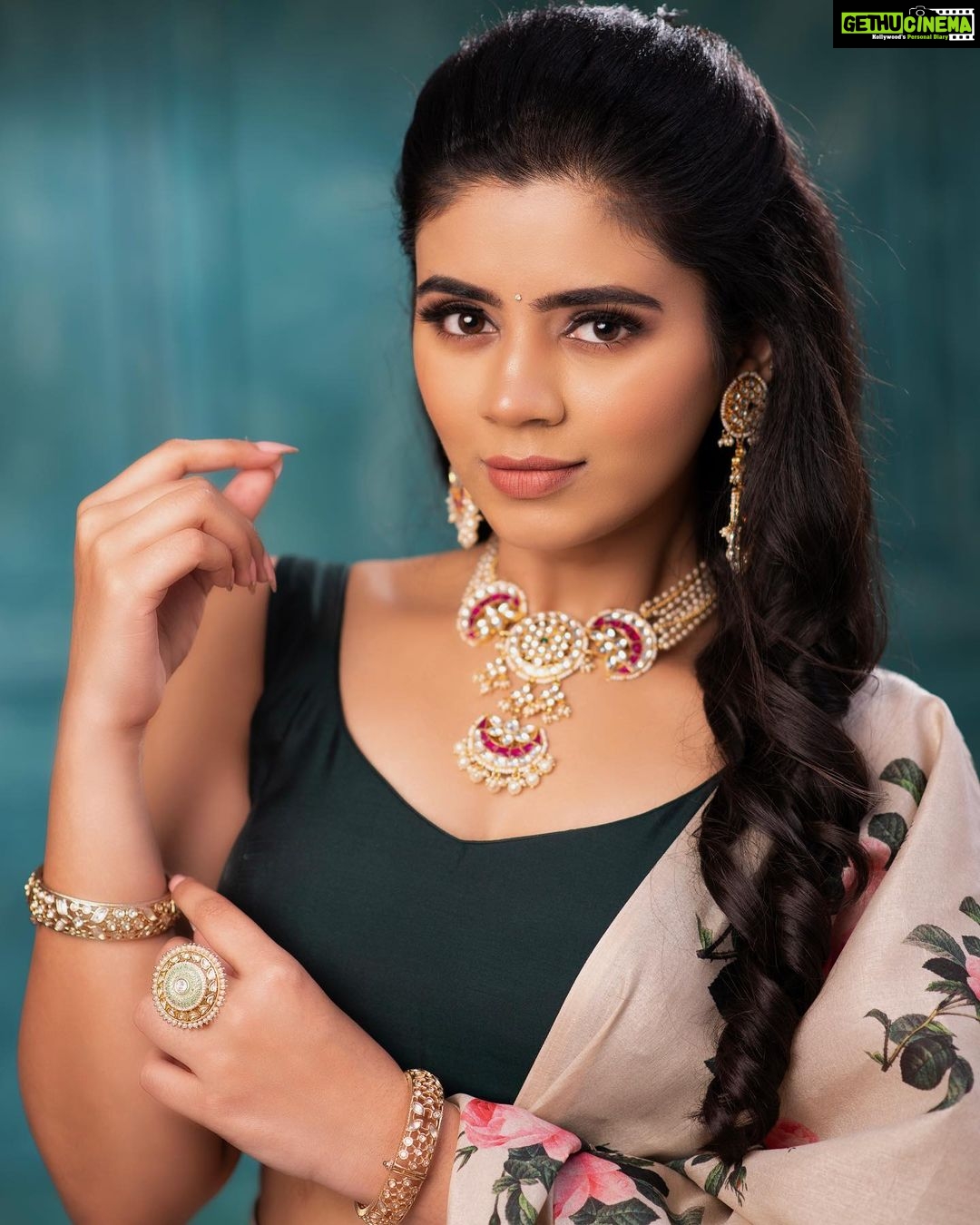 Soundariya Nanjundan Instagram - Strong women don't have attitudes. They have standards and boundaries.🧑🏻🎤 . . Mua:@sukarmakeupartist Jwellery:@new_ideas_fashions Costume:@label_prabuselvaraj Behind the lens:@nrphotography______ . IStills