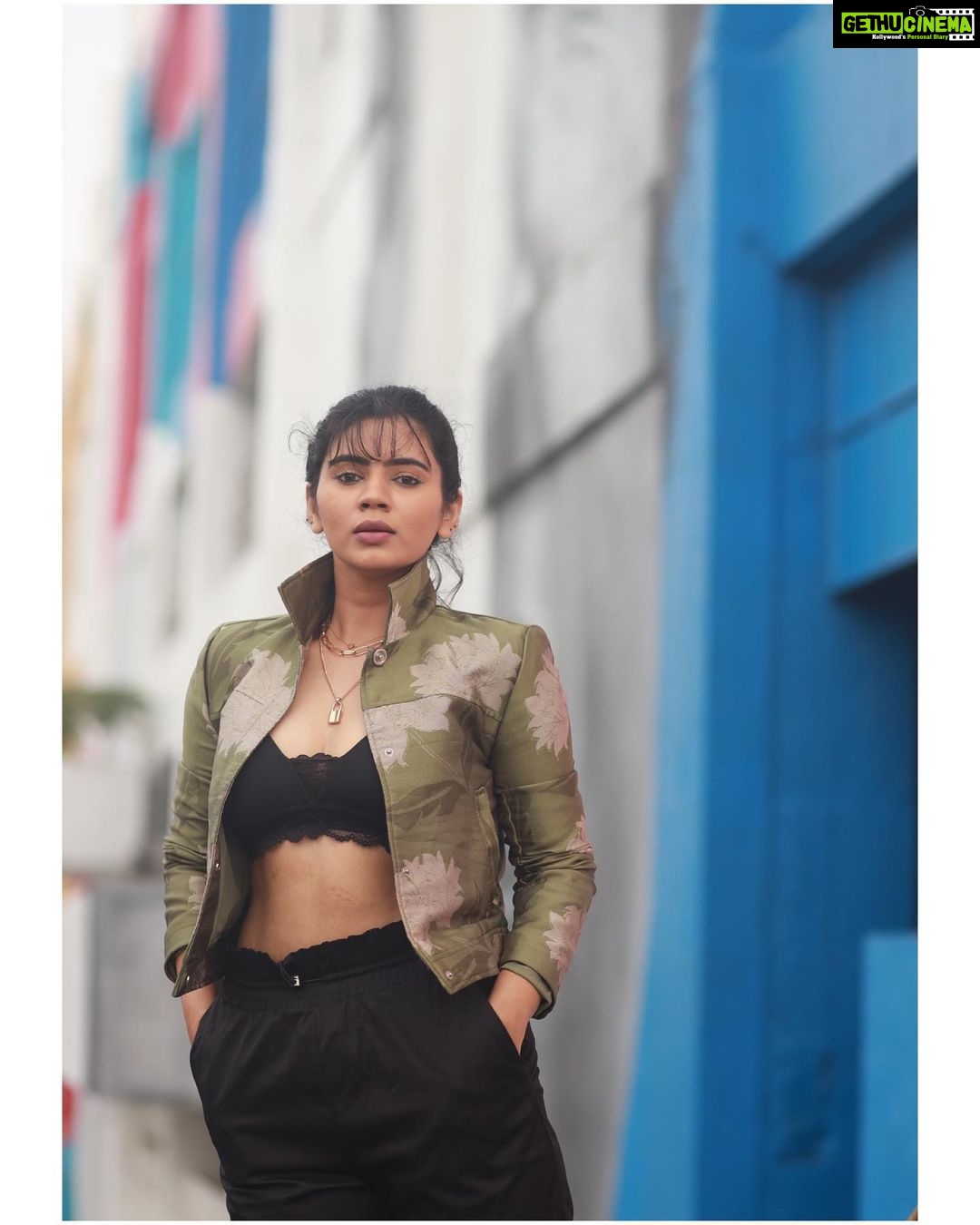 Soundariya Nanjundan Instagram - It's only your confidence with which you can conquer your greatest fear๐ #scarstoyourbeautiful . Styling & Makeover- Me๐๐ปโโ๏ธ Jewel- @viez.in Outfit - @hm ๐ธ- @bhoopalm_official #streetphotography #chennai . #soundariyananjundan #soundariya #nanjundan #soundarya #soundaryananjundan Streets Of Chennai
