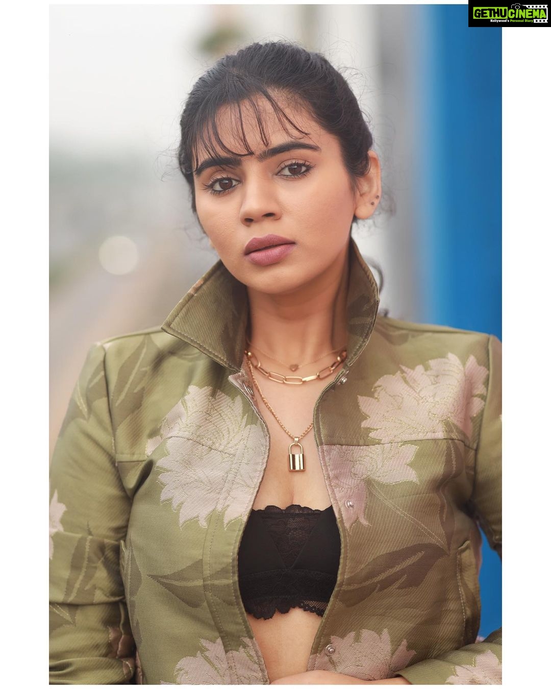 Soundariya Nanjundan Instagram - Attitude and class will always be my first preference🤎 . Styling & Makeover- Me💁🏻♀️ Jewel- @viez.in Jacket- @hm 📸- @bhoopalm_official #streetphotography #chennai . #soundariyananjundan #soundariya #nanjundan #soundarya #soundaryananjundan Streets Of Chennai