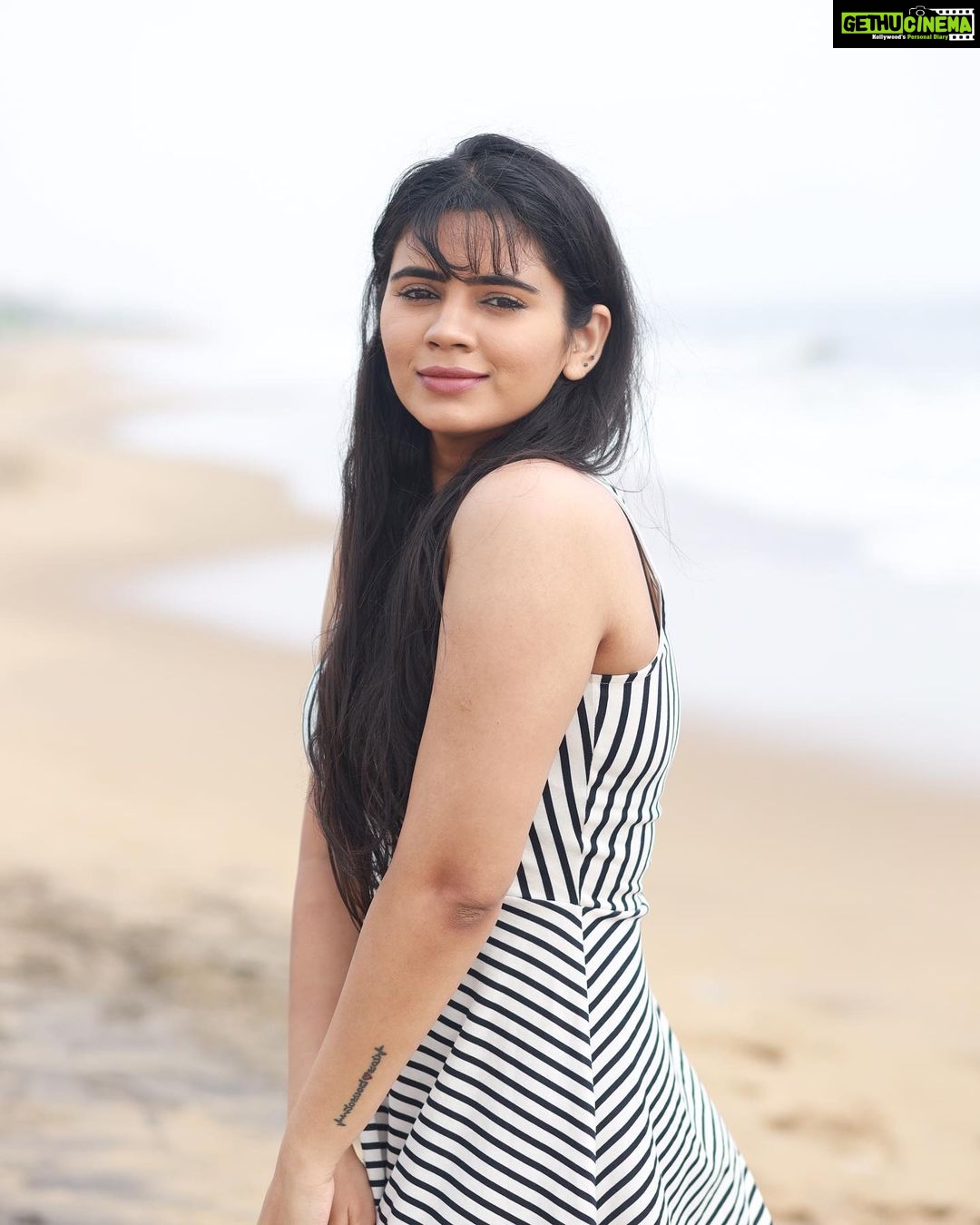 Soundariya Nanjundan Instagram - Getting my daily dose of Vitamin Sea 🌊☀️ . #beach #beachphotography . #soundariyananjundan #soundariya #nanjundan #soundarya #soundaryananjundan Mahabalipuram, Tamil Nadu, India