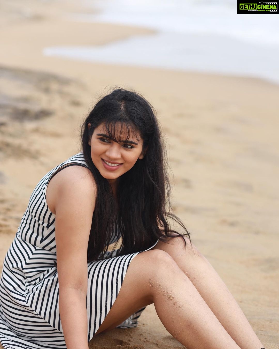 Soundariya Nanjundan Instagram - SKY ABOVE, SAND BELOW, PEACE WITHIN 🌊⛅️ . #beach 🏝 #beachvibes 📸- @bhoopalm_official . . #soundariyananjundan #soundariya #nanjundan #soundarya #soundaryananjundan Mahabalipuram, Tamil Nadu, India