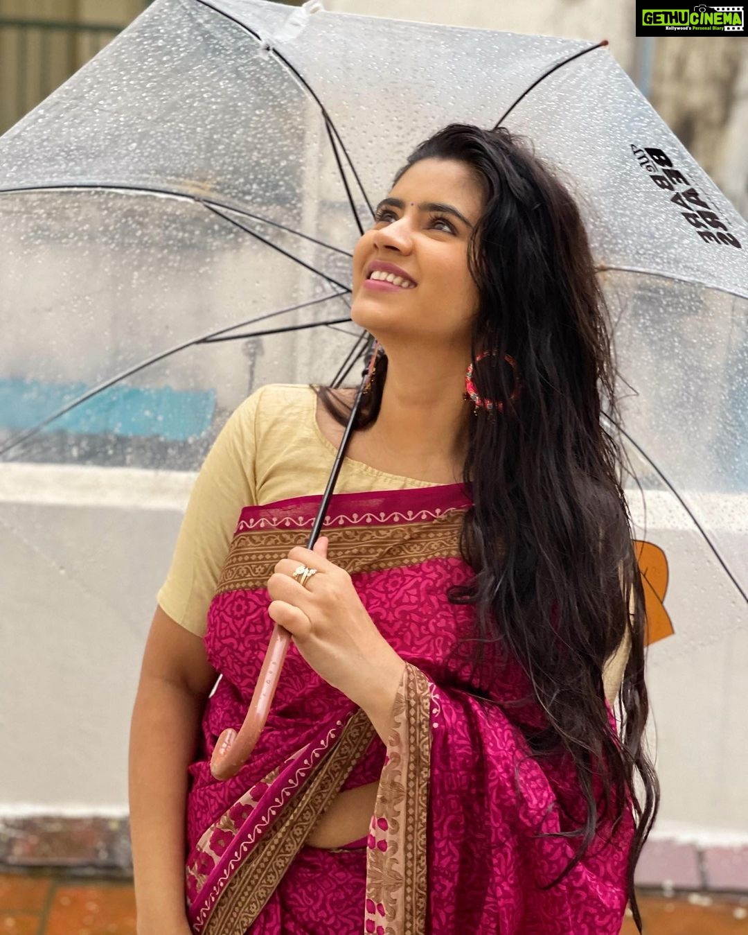 Soundariya Nanjundan Instagram - I Find Peace In The Rain ☔️ . Saree - @tamairafashion . #chennairains #sareelove . #soundariyananjundan #soundariya #nanjundan #soundarya #soundaryananjundan Rain Rain Rain