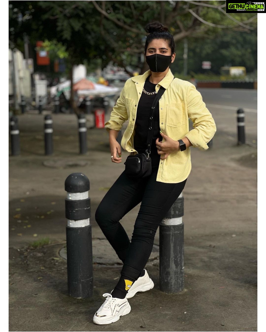 Soundariya Nanjundan Instagram - THe BeGInnInG Of a wonDerfuL and very PrODUCTIve weeK 🌞 #streetstyle #shotoniphone Don't mind my hand 😂 . Shoe 👟- @trend_xpress . . #soundariyananjundan #soundariya #nanjundan #soundarya #soundaryananjundan Chennai, India