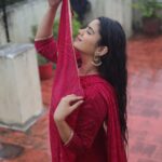 Soundariya Nanjundan Instagram - மழை துளிகள் 🌧💦.. . #chennairains . Outfit- @instorefashions 📸- @bhoopalm_official . #soundariyananjundan #soundariya #nanjundan #soundarya #soundaryananjundan Chennai, India