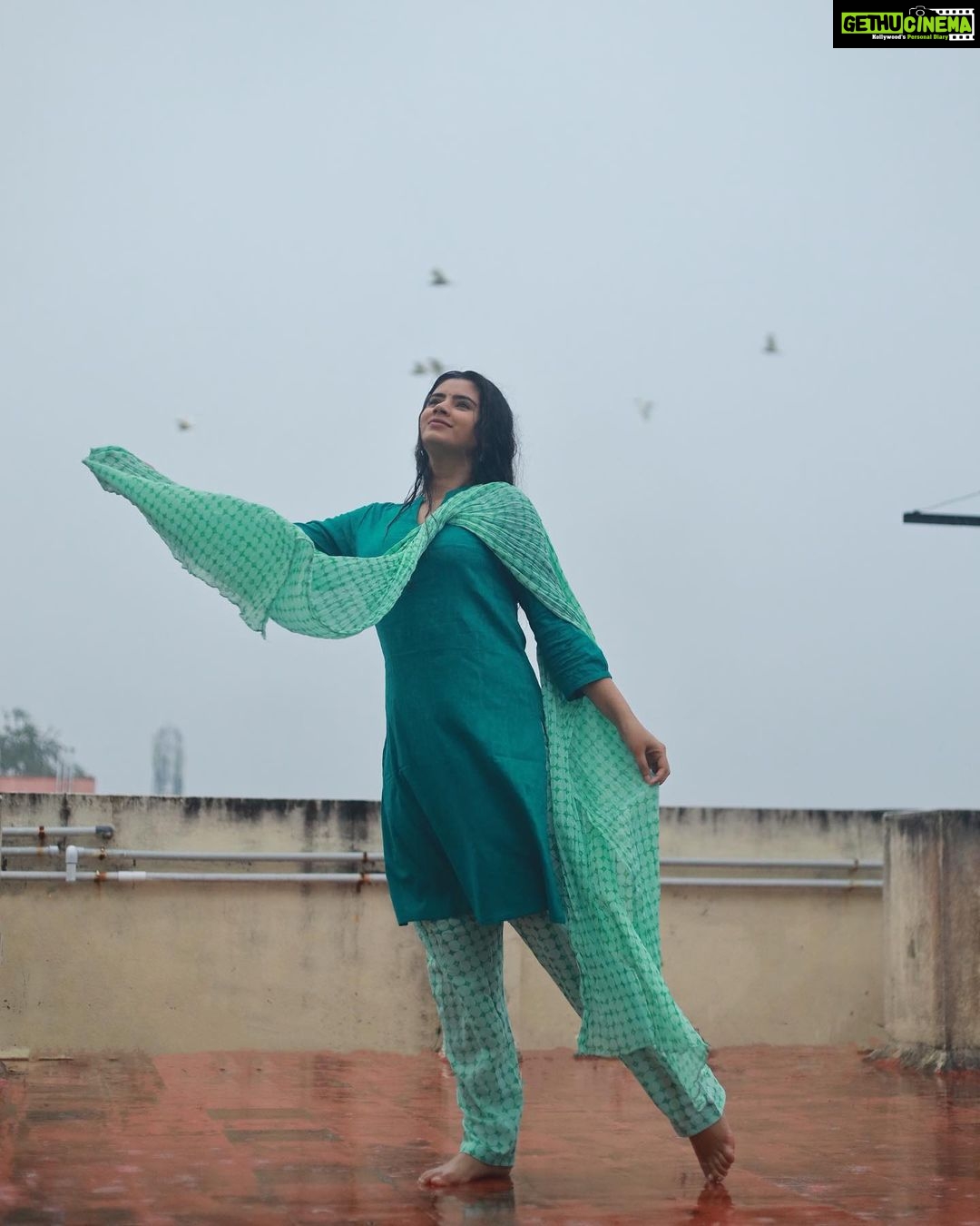 Soundariya Nanjundan Instagram - சிறிய நேர மழையில் மனமும் கூட நனைந்தது 🌧.. . #chennairains . Outfit- @instorefashions 📸- @bhoopalm_official Chennai, India
