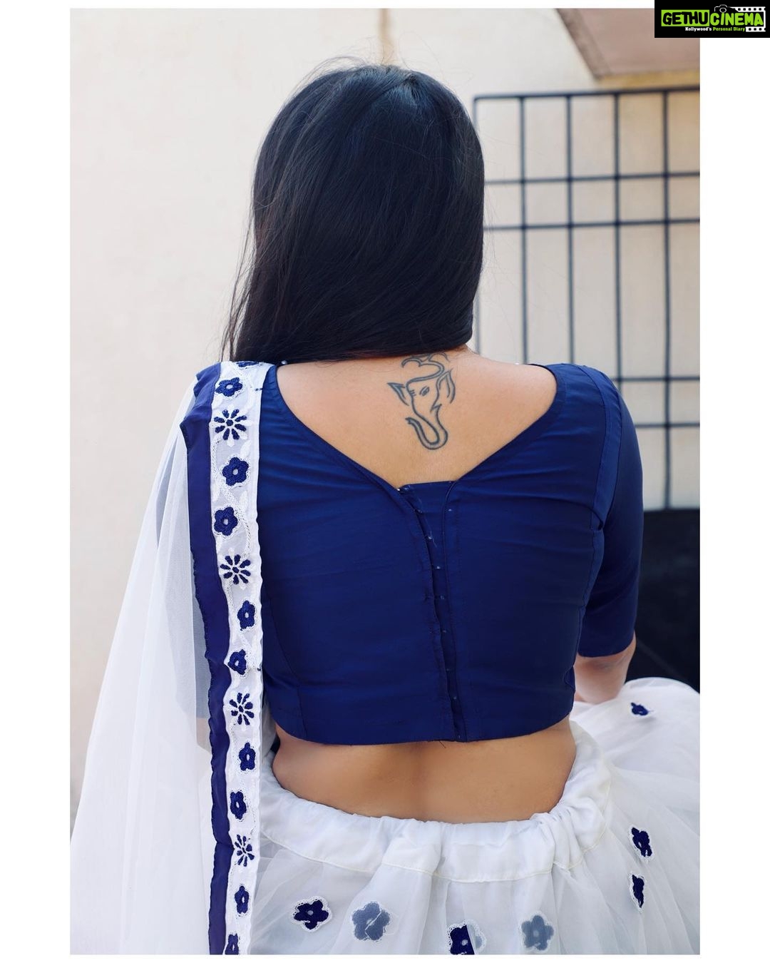 Soundariya Nanjundan Instagram - காத்திருப்போம்..... 🌧 . .#tobetterdays #rainyday #tattoo . Blouse Designed & Stitched By - @clothier_by_harini Outfit- @boutiqueflybuy Earring- @yathiofficial . #soundariyananjundan #soundariya #nanjundan #soundarya #soundaryananjundan Chennai, India