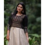 Soundariya Nanjundan Instagram - Love Every Black 🖤 . Outfits- @instorefashions 📸 - @bhoopalm_official Jewellery- @made_for_hers Location- @sparsa_resorts . #soundariyananjundan #soundariya #nanjundan #soundarya #soundaryananjundan Sparsa Resorts