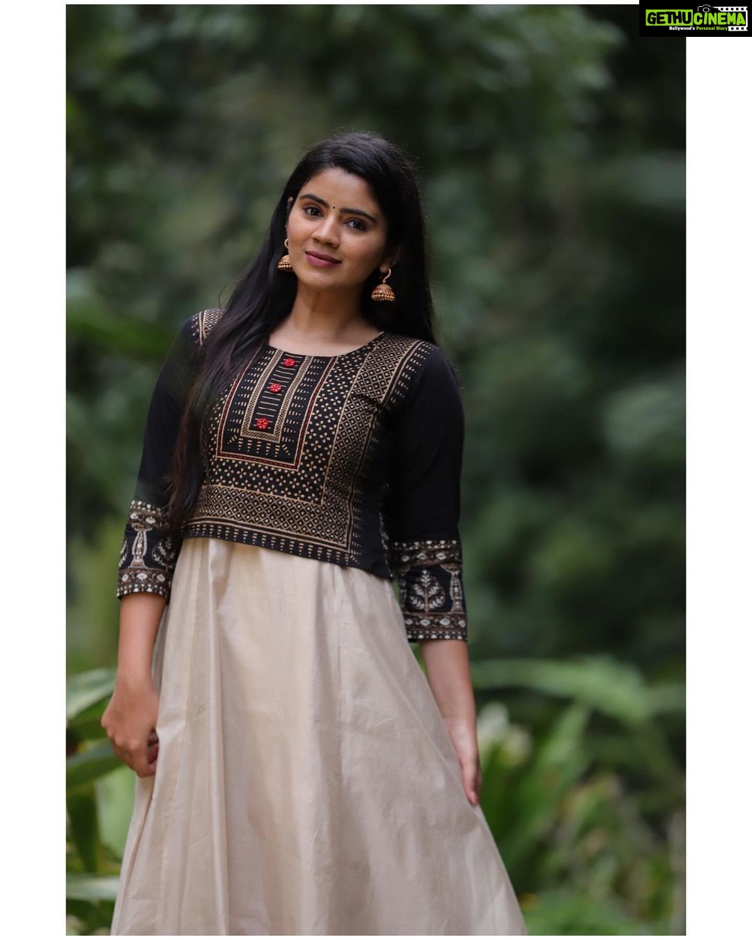 Soundariya Nanjundan Instagram - Love Every Black ๐ค . Outfits- @instorefashions ๐ธ - @bhoopalm_official Jewellery- @made_for_hers Location- @sparsa_resorts . #soundariyananjundan #soundariya #nanjundan #soundarya #soundaryananjundan Sparsa Resorts