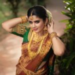 Soundariya Nanjundan Instagram - Enough already with the hand on the head pose all the time 😆 . Team 🌺 Makeup& Hair- @bridal_makeup_artist_pushpa Photography- @george_ferna_photography Blouse - @sajna_bridal_wear_designer Location- @avmgardens . . . #indianwear #saree #bride . #soundariyananjundan #soundariya #nanjundan #soundarya #soundaryananjundan AVM Gardens