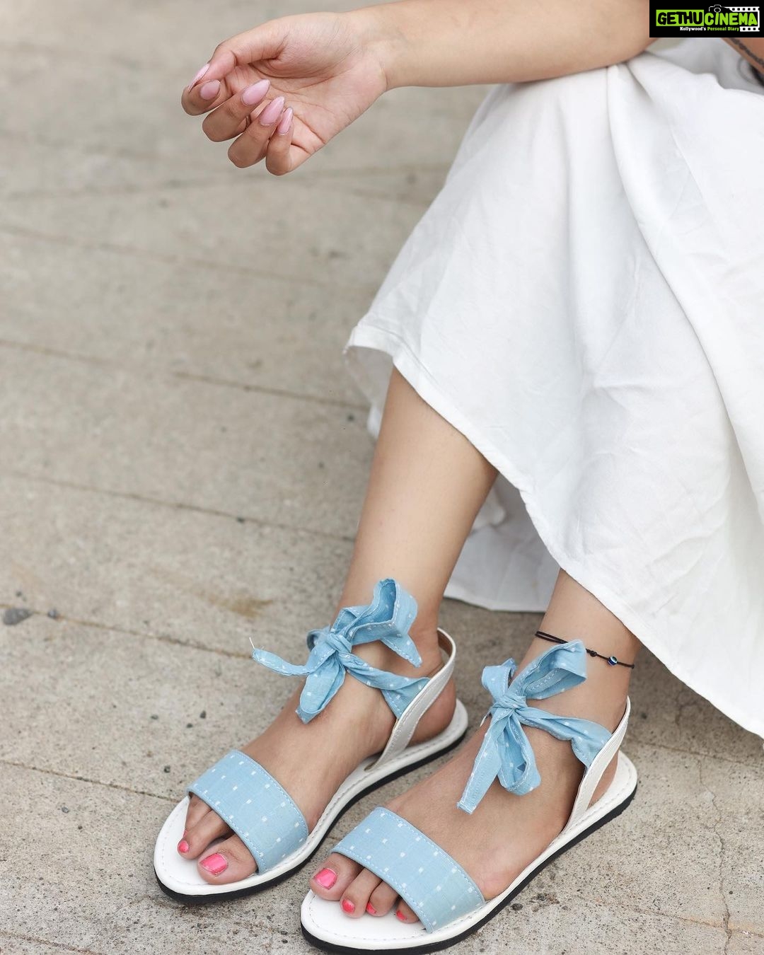 Soundariya Nanjundan Instagram - Beating the summer blues with white🤍 . Footwear 💙- @team_kaalani Outfit🧡- @vogue._.street . . #ootdfashion #casualwear .. . #soundariyananjundan #soundariya #nanjundan #soundarya #soundaryananjundan Home Sweet Home