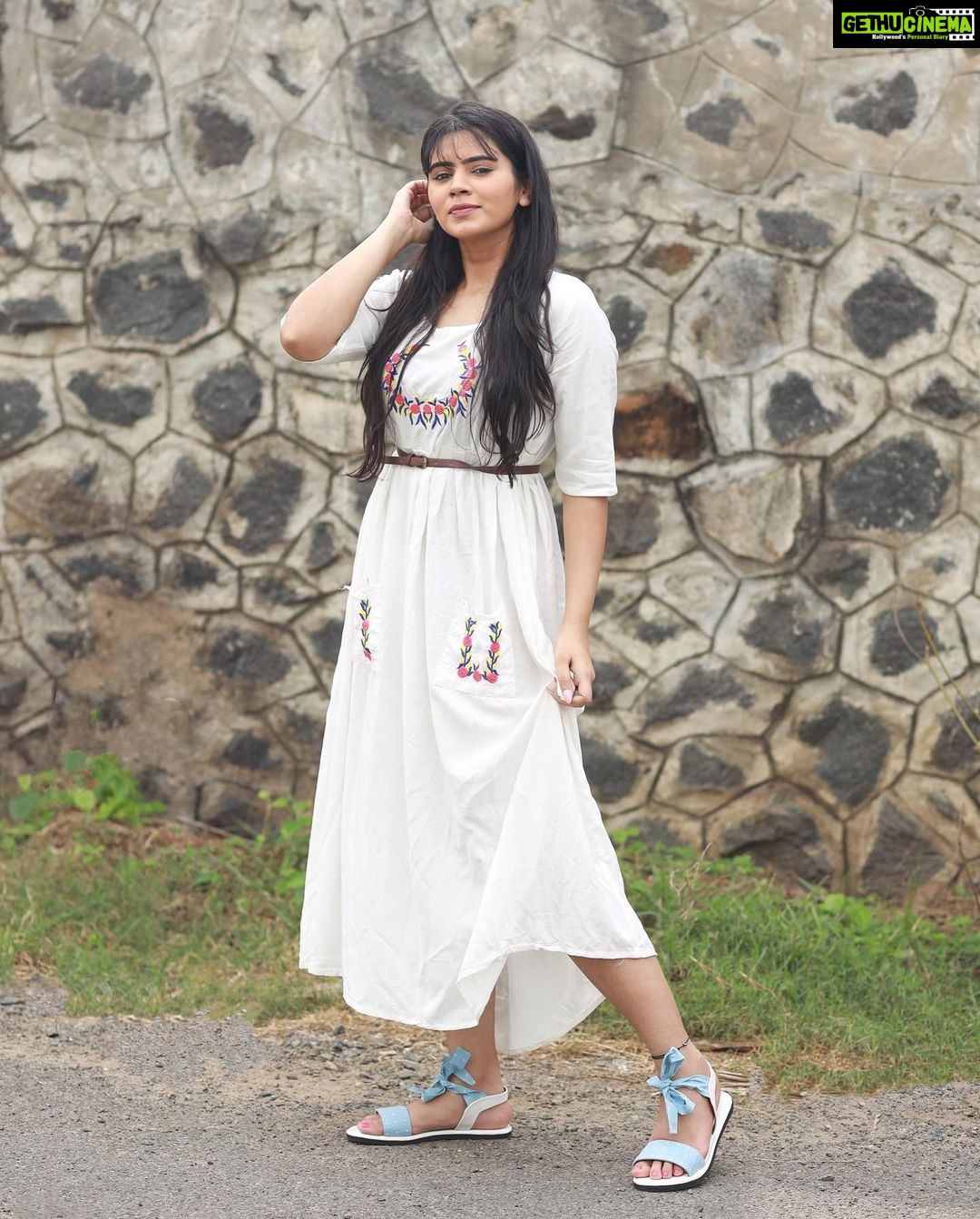 Soundariya Nanjundan Instagram - Beating the summer blues with white🤍 . Footwear 💙- @team_kaalani Outfit🧡- @vogue._.street . . #ootdfashion #casualwear .. . #soundariyananjundan #soundariya #nanjundan #soundarya #soundaryananjundan Home Sweet Home