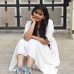 Soundariya Nanjundan Instagram - Beating the summer blues with white🤍 . Footwear 💙- @team_kaalani Outfit🧡- @vogue._.street . . #ootdfashion #casualwear .. . #soundariyananjundan #soundariya #nanjundan #soundarya #soundaryananjundan Home Sweet Home