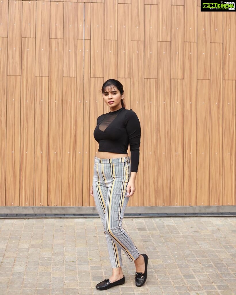 Soundariya Nanjundan Instagram - Follow your bliss and the universe will open doors where there were only walls🚪 . #ootdfashion #casualwear Outfit- @hm Footwear- @inc5official 📸- @bhoopalm_official .. . #soundariyananjundan #soundariya #nanjundan #soundarya #soundaryananjundan Streets Of Chennai
