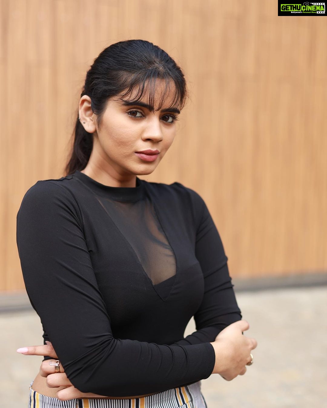 Soundariya Nanjundan Instagram - Follow your bliss and the universe will open doors where there were only walls🚪 . #ootdfashion #casualwear Outfit- @hm Footwear- @inc5official 📸- @bhoopalm_official .. . #soundariyananjundan #soundariya #nanjundan #soundarya #soundaryananjundan Streets Of Chennai