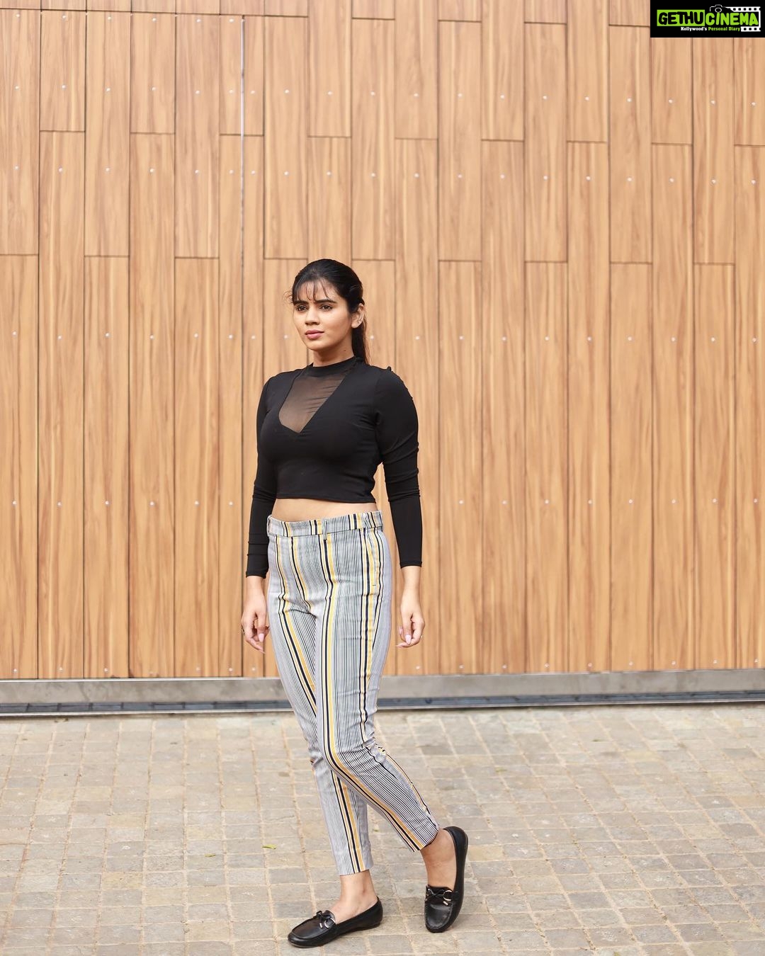 Soundariya Nanjundan Instagram - Follow your bliss and the universe will open doors where there were only walls🚪 . #ootdfashion #casualwear Outfit- @hm Footwear- @inc5official 📸- @bhoopalm_official .. . #soundariyananjundan #soundariya #nanjundan #soundarya #soundaryananjundan Streets Of Chennai